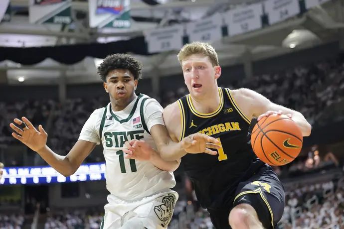 דני וולף במדי מכללת מישיגן נגד מישיגן סטייט