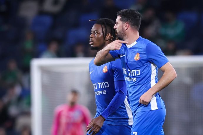 שלומי אזולאי שחקן מ.ס. אשדוד חוגג שער עם מרטין אנדזי
