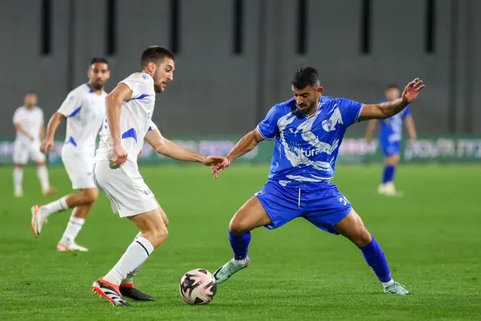 שחקן עירוני קרית שמונה רועי זיקרי מול שחקן מכבי פתח תקוה עידו כהן