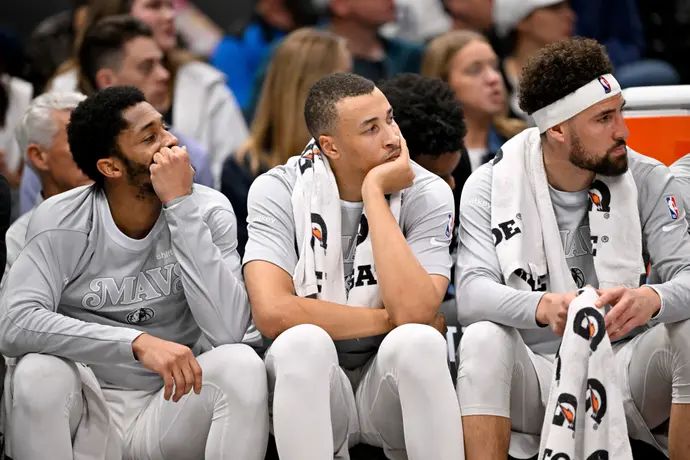 קליי תומפסון, ספנסר דינווידי, דאנטה אקסום על ספסל דאלאס מאבריקס