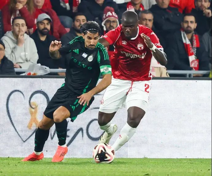 ליאור רפאלוב שחקן מכבי חיפה לצד קרלוס פונק שחקן הפועל באר שבע