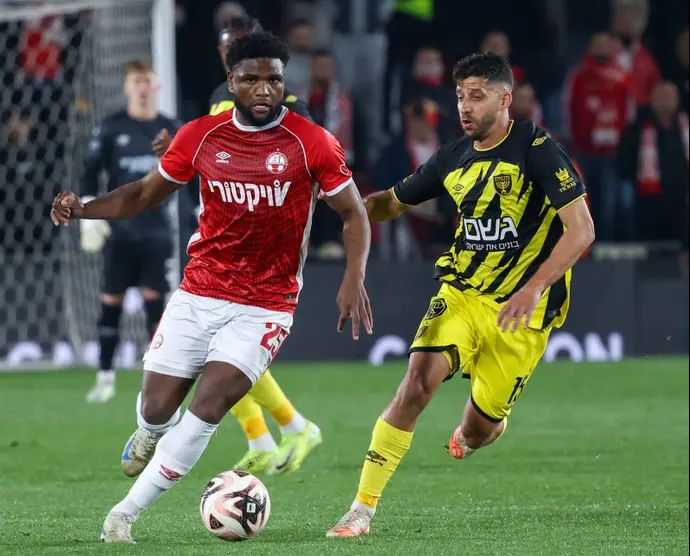 דור מיכה שחקן בית"ר ירושלים לצד לוקאס ונטורה שחקן הפועל באר שבע