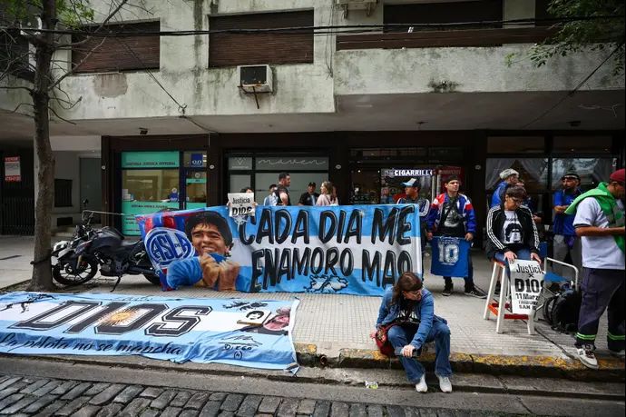 אוהדים של דייגו ארמנדו מראדונה לפני פתיחת המשפט בפרשת מותו