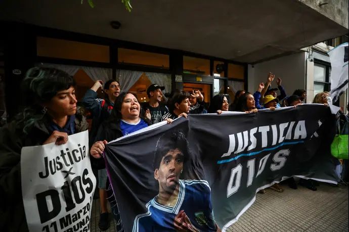 אוהדים של דייגו ארמנדו מראדונה לפני פתיחת המשפט בפרשת מותו