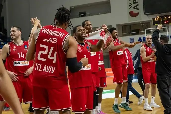 שחקני הפועל תל אביב חוגגים