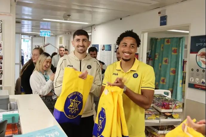 טייריס אסנטה לצד עידן נחמיאס ושחקני מכבי תל אביב בביקור בבית החולים לפני פורים