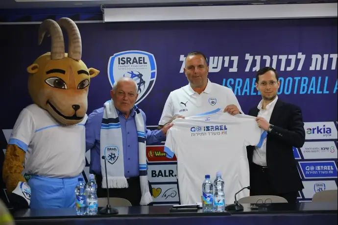 מאמן נבחרת ישראל רן בן שמעון עם שר התיירות חיים כץ