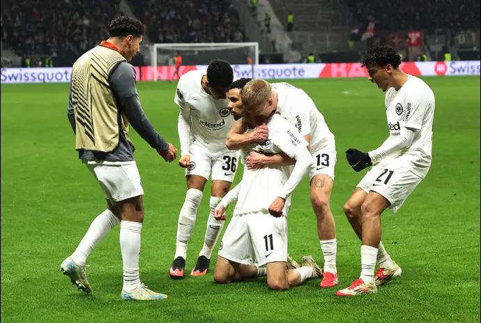 שחקן איינטרכט פרנקפורט הוגו אקיטיקה חוגג