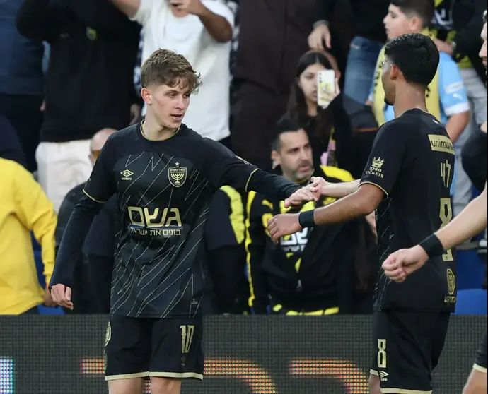 עדי יונה חוגג עם ירין לוי שחקני בית"ר ירושלים