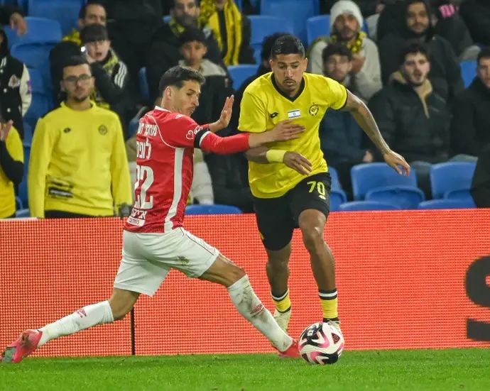 שחקן מכבי נתניה פרדי ורגאס, מול הלדר לופס, הפועל באר שבע