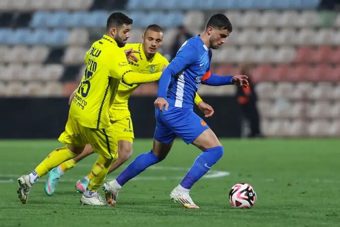 מוחמד כנעאן שחקן מ.ס. אשדוד לצד גיא חדידה שחקן מכבי בני ריינה