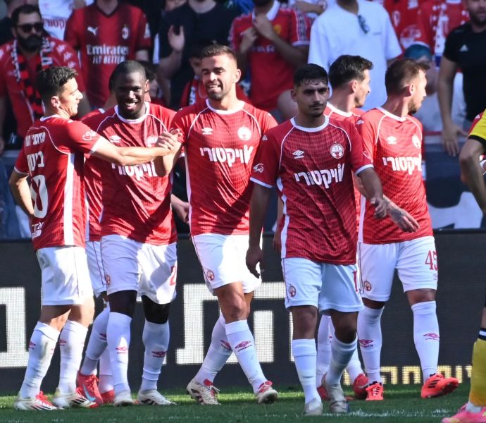 שחקני הפועל באר שבע חוגגים עם מיגל ויטור