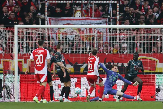 שוער באיירן מינכן, יונאס אורביג, סופג נגד אוניון ברלין