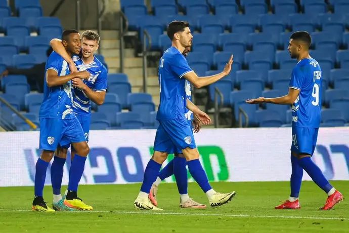 שחקני עירוני קרית שמונה חוגגים עם אלפרדו סטיבנס (משמאל)