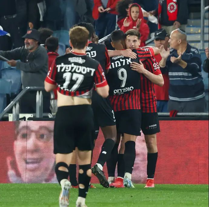 שחקני הפועל ירושלים חוגגים עם אוהד אלמגור