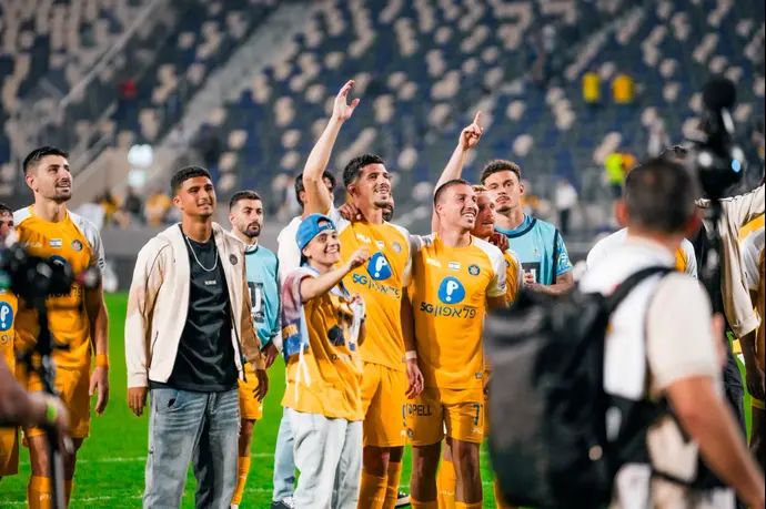 אמילי דמארי עם שחקני מכבי תל אביב