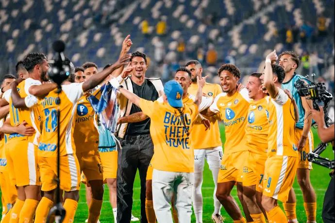 אמילי דמארי חוגגת עם שחקני מכבי תל אביב