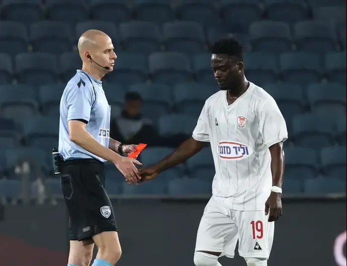 בארנס אוסיי שחקן בני סכנין עם השופט עידן לייבה לאחר הרחקתו