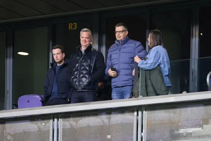 ג'ק אנגלידיס נציג בעלי מכבי תל אביב לצד בן מנספורד