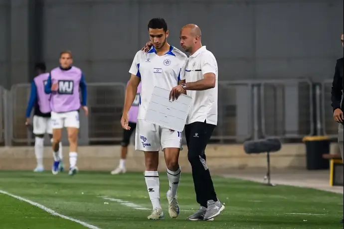 תמיר לוזון מאמן מכבי פתח תקוה עם אמיר אלטורי