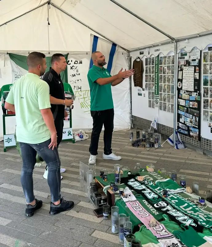 אוהל ההנצחה מחוץ לאצטדיון של מכבי חיפה