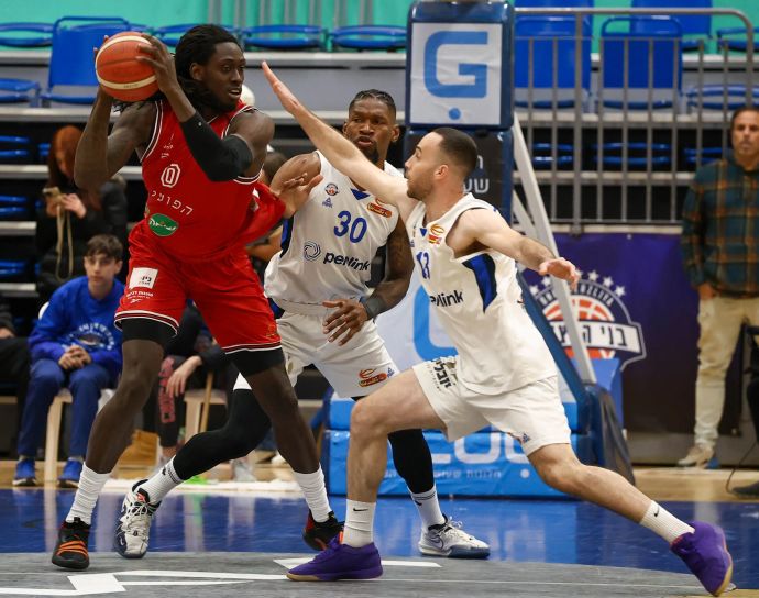 ג'ונתן מוטלי שחקן הפועל תל אביב לצד עומר בן דוד שחקן בני הרצליה