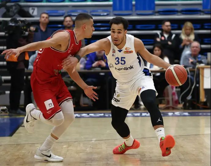 איתן בורג שחקן בני הרצליה לצד ים מדר שחקן הפועל תל אביב