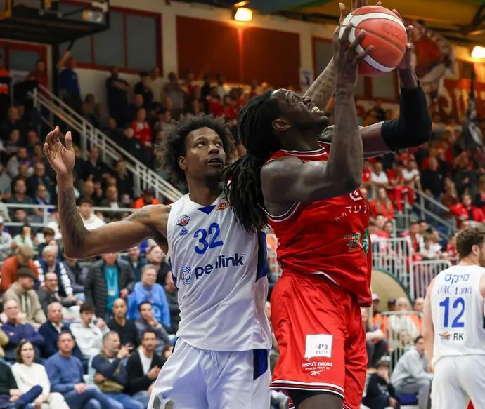 ג'ונתן מוטלי שחקן הפועל תל אביב לצד ג'וש הולי שחקן בני הרצליה