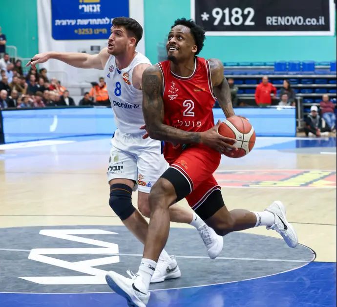 אנטוניו בלייקני שחקן הפועל תל אביב לצד פרדי בורדיון שחקן בני הרצליה