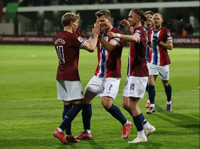 שחקני נבחרת נורבגיה חוגגים עם אלכסנדר סורלות