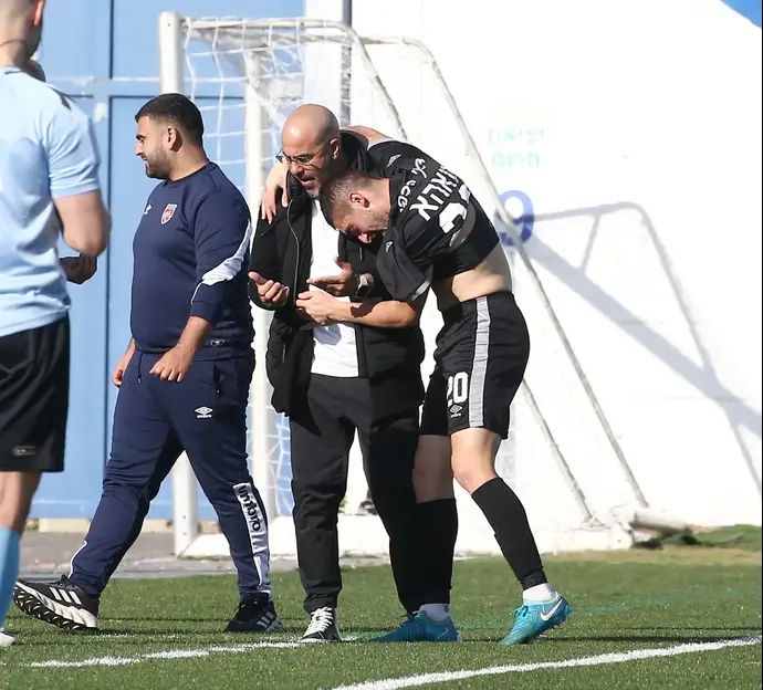 שחקן מ.ס. כפר קאסם אחמד טהא עם המאמן אדהם האדיה