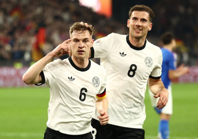 יוזואה קימיש שחקן נבחרת גרמניה חוגג שער, מאחוריו לאון גורצקה