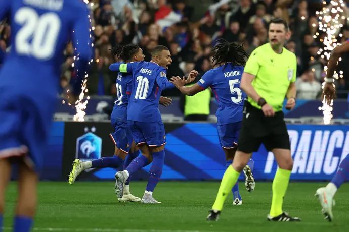 קיליאן אמבפה עם מייקל אוליסה שחקני נבחרת צרפת חוגגים