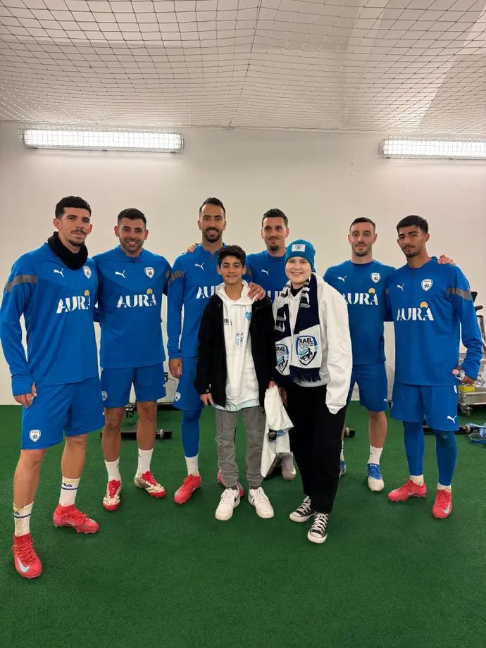 מילן קבטני, ים פרץ, לצד שחקני נבחרת ישראל