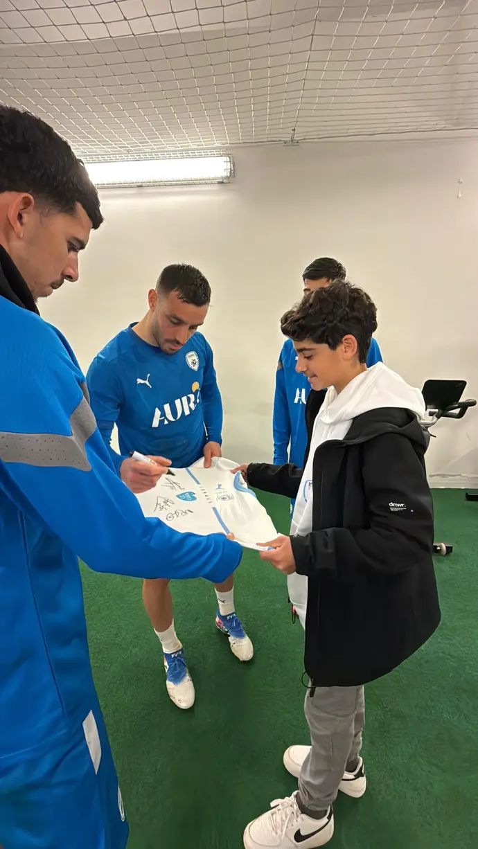 ים פרץ לצד שחקני נבחרת ישראל