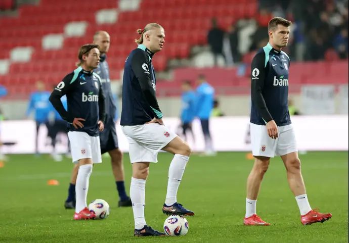 ארלינג הולאנד לצד אלכסנדר סורלות שחקני נבחרת נורבגיה