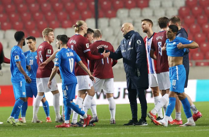 ענאן חלאילי שחקן נבחרת ישראל מאוכזב, סטולה סולבאקן מאמן נבחרת נורבגיה חוגג עם ארלינג הולאנד ושחקניו