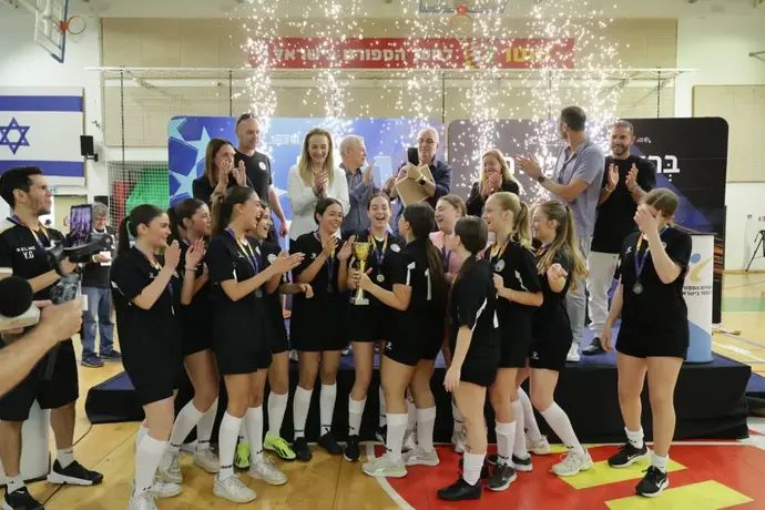 אלופת התיכון כדורגל אולמות, תלמידות תיכון אביב רעננה קרדיט