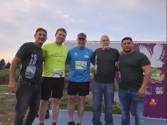 מימין וואיל מוגרבי, מוביל תחום הספורט באשכול גליל מזרחי וראש מ.מ עין קיניה, בני בן- מובחר, יור אשכול גליל מזרחי וראש מ.א מבואות החרמון, אורי גורדין אלוף פיקוד הצפון, אורי קלנר, ראש מ.א גולן ועופר פדן מנכ"ל מרתון ישראל