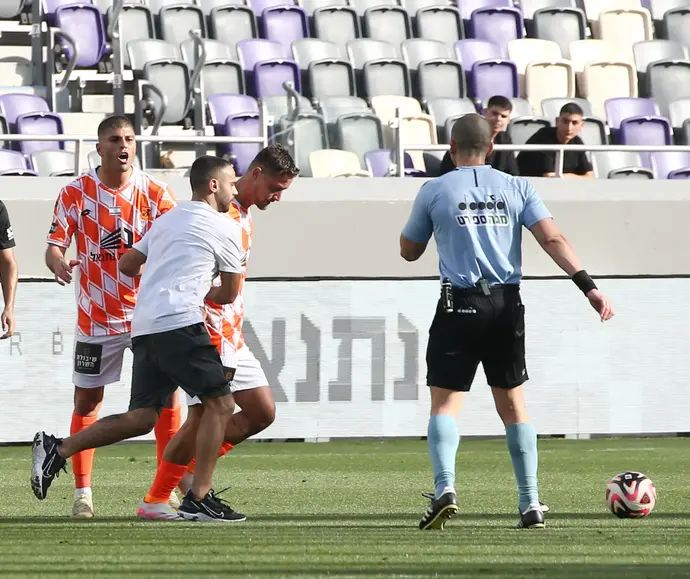 אוהד בני יהודה שפרץ למגרש