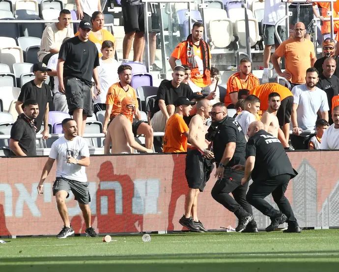 אוהד בני יהודה שפרץ למגרש