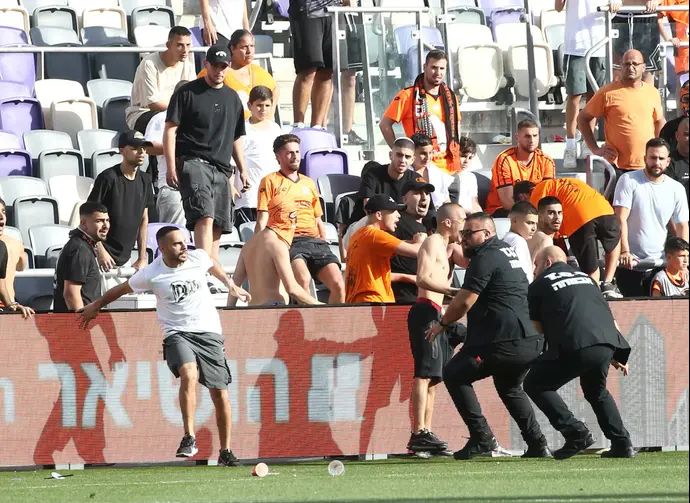 אוהד בני יהודה שפרץ למגרש