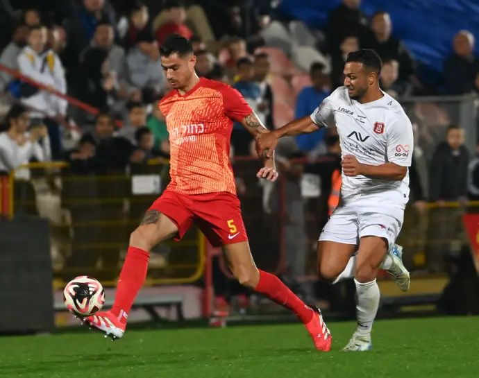 שחקן הפועל ירושלים, אילון אלמוג, מול שחקן מ.ס. אשדוד, ניר ביטון