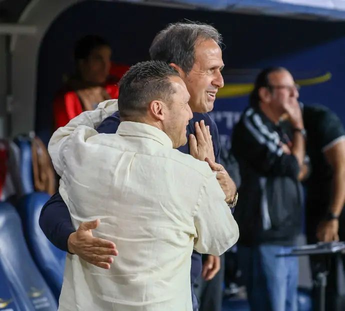 רוני לוי מאמן הפועל חיפה עם ברק בכר מאמן מכבי חיפה