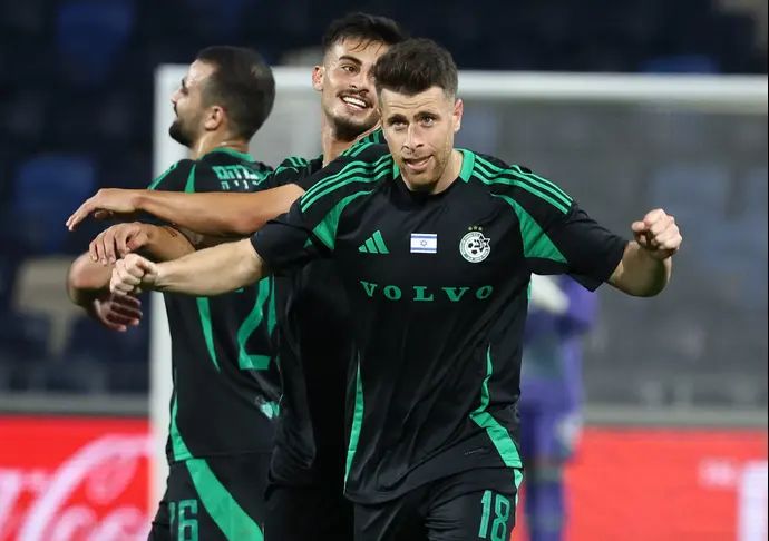 גיא מלמד שחקן מכבי חיפה חוגג שער