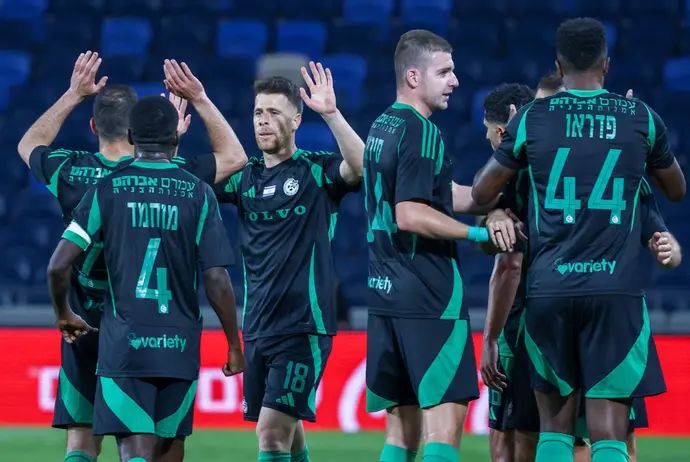 גיא מלמד שחקן מכבי חיפה חוגג שער