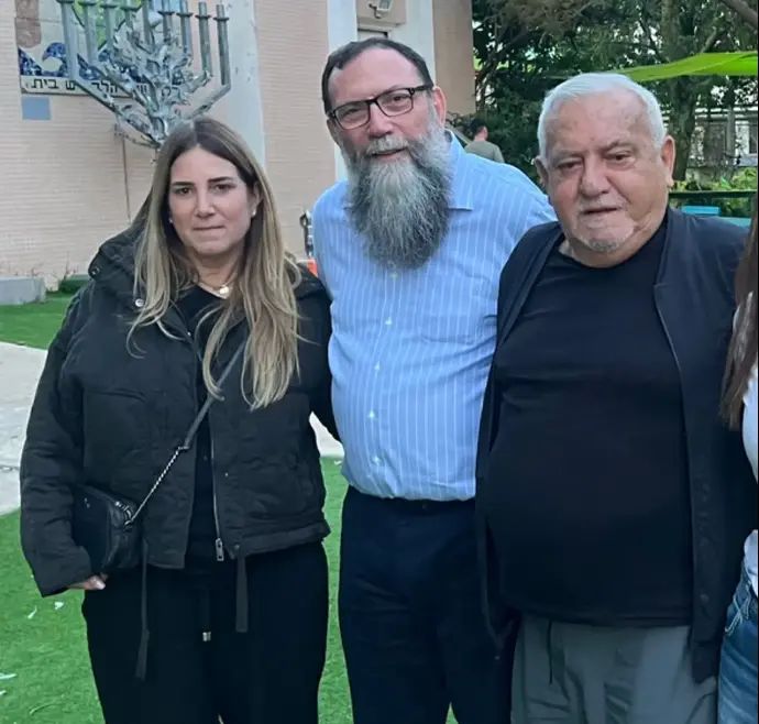 שלמה שרף עם בתו ענת נעים ועם יהודה כהן