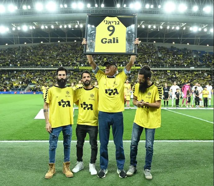 מוטל'ה שפיגלר שחקן העבר של מכבי נתניה עם בניו של משה גריאני ז