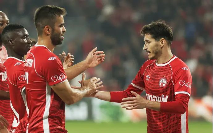 שחקן הפועל באר שבע הלדר לופס חוגג עם מיגל ויטור