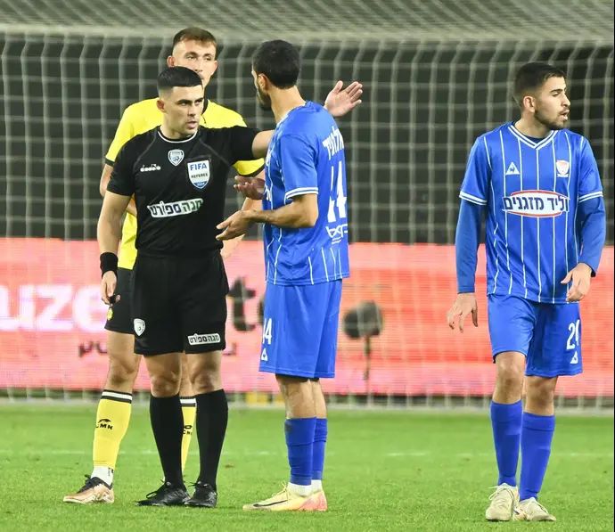 שניר לוי שופט כדורגל מרחיק את חאתם עבד אלחמיד שחקן בני סכנין